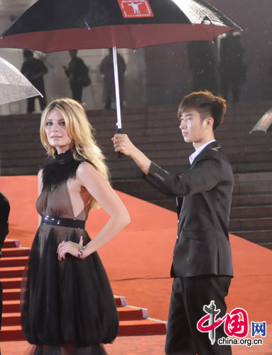 English-American actress Mischa Barton (L) walks the red carpet at the opening ceremony of the 14th Shanghai International Film Festival at Shanghai Grand Theater on rainy Saturday. [Pang Li/China.org.cn]