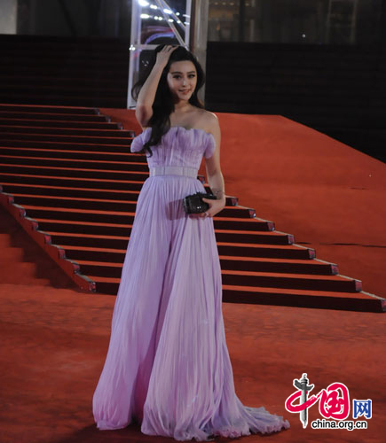 Chinese actress Fan Bingbing walks the red carpet at the opening ceremony of the 14th Shanghai International Film Festival at Shanghai Grand Theater on rainy Saturday. [Pang Li/China.org.cn]