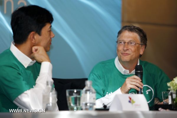 Microsoft chairman and co-chair of the Bill and Melinda Gates Foundation (BMGF) Bill Gates (R) talks to Robin Li, founder and chief executive of Chinese search engine Baidu, after they put on shirts bearing the slogan &apos;Say No to Involuntary Smoking&apos; at a press conference in Beijing, capital of China, June 11, 2011. Gates and Li signed an agreement to form a charitable alliance in a joint effort to promote a smoking-free society in China. [Cui Xinyu/Xinhua] 