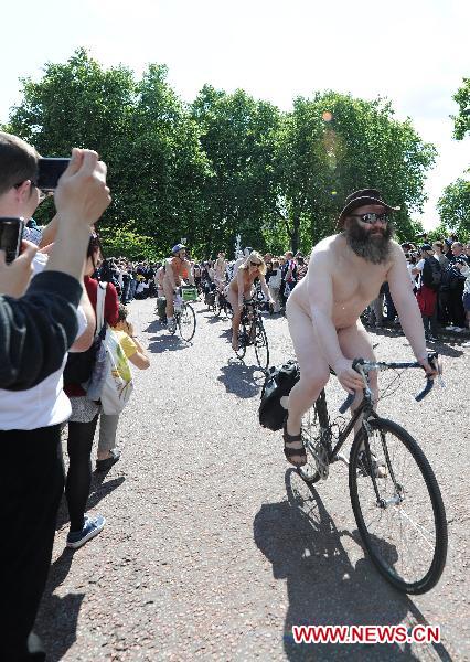  Naked cyclists start their ride from Hyde Park in central London, Britain, June 11, 2011. Hundreds of bike riders took part in the eighth annual London World Naked Bike Ride by cycling across central London, appealing for cyclist rights on roads and reducing the global dependency on oil.[Zeng Yi/Xinhua]