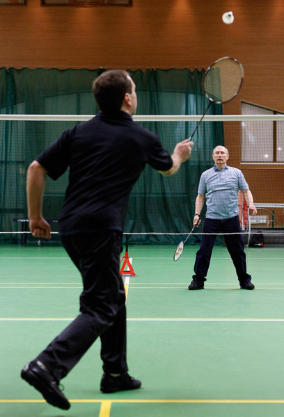 Russian President Dmitry Medvedev (L) and Prime Minister Vladimir Putin prepare to play badminton during an informal meeting at the presidential residence at Gorki, outside Moscow June 11, 2011. [Photo/Agencies]