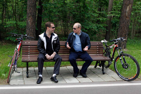 Russian President Dmitry Medvedev (L) and Prime Minister Vladimir Putin chat during an informal meeting at the presidential residence at Gorki outside Moscow June 11, 2011. [Photo/Agencies]