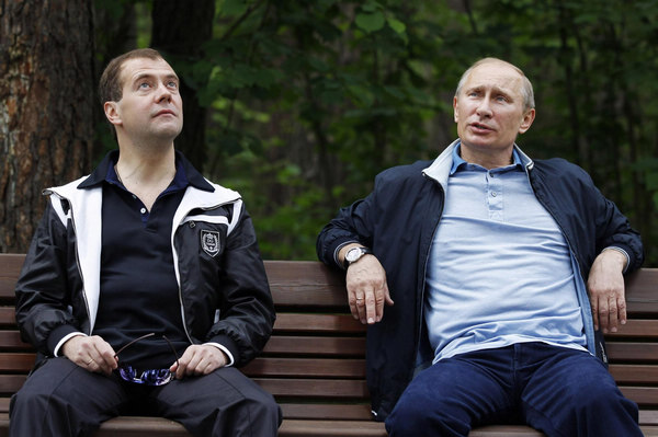 Russian President Dmitry Medvedev (L) and Prime Minister Vladimir Putin chat during an informal meeting at the presidential residence at Gorki outside Moscow June 11, 2011. [Photo/Agencies]