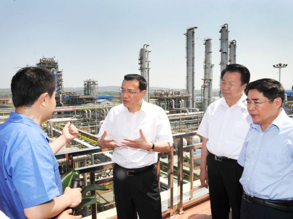 Chinese Vice Premier Li Keqiang (2nd L) inspects the environmental and recycling facilities at Lu'an Group, one of the major coal mining companies in Shanxi Province, in Changzhi City, north China's Shanxi Province, June 10, 2011. Li made an inspection tour in Shanxi Province from June 10 to 11. [Xinhua]