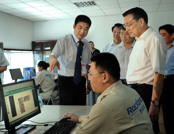 Chinese Vice Premier Li Keqiang inspects the Rockontrol Industry Co., Ltd., a Sino-U.S. joint venture and a leader in developing the Internet of Things, in Taiyuan, capital of north China's Shanxi Province, June 10, 2011. Li made an inspection tour in Shanxi Province from June 10 to 11. [Xinhua]