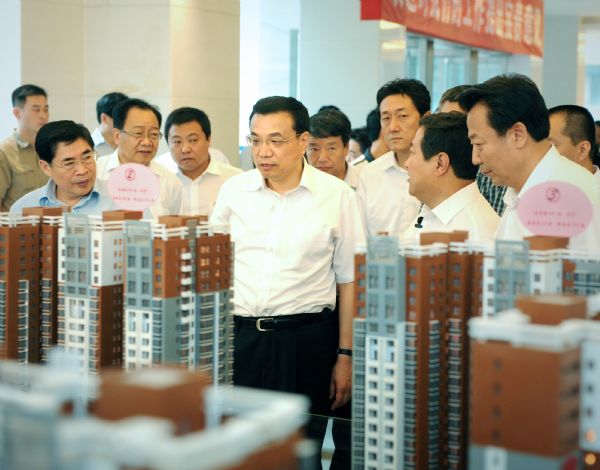 Chinese Vice Premier Li Keqiang (C) inspects the Xihuayuan residential compound newly built for low-income families in Taiyuan, capital of north China's Shanxi Province, June 10, 2011. Li made an inspection tour in Shanxi Province from June 10 to 11. [Xinhua]