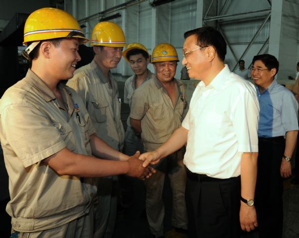 Chinese Vice Premier Li Keqiang (R, front) meets with workers at the Taiyuan Heavy Machinery Group in Taiyuan, capital of north China's Shanxi Province, June 10, 2011. Li made an inspection tour in Shanxi Province from June 10 to 11. [Xinhua]