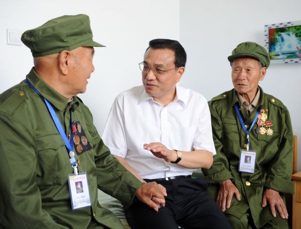 Chinese Vice Premier Li Keqiang (C) visits an elders' house for retired members of the Eighth Route Army in Changzhi City, north China's Shanxi Province, June 10, 2011. Li made an inspection tour in Shanxi Province from June 10 to 11. [Xinhua]