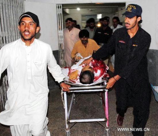 People transfer an injured person to a hospital in Peshawar, northwest Pakistan, June 12, 2011. [Xinhua] 