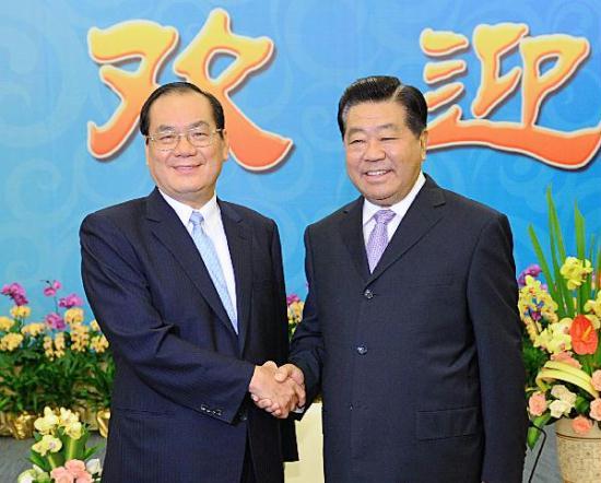 Jia Qinglin (R), a member of the Standing Committee of the Political Bureau of the Communist Party of China (CPC) Central Committee, who is also the chairman of the Chinese People's Political Consultative Conference (CPPCC) National Committee, meets with Kuomintang (KMT) Vice Chairman Tseng Yung-chuan at the third cross-Strait forum in Xiamen, southeast China's Fujian Province, June 11, 2011. [Xinhua]