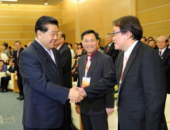 Jia Qinglin (L, front), a member of the Standing Committee of the Political Bureau of the Communist Party of China (CPC) Central Committee, who is also the chairman of the Chinese People's Political Consultative Conference (CPPCC) National Committee, meets with the representatives of Taiwan participants of the third cross-Strait forum in Xiamen, southeast China's Fujian Province, June 11, 2011. [Xinhua]