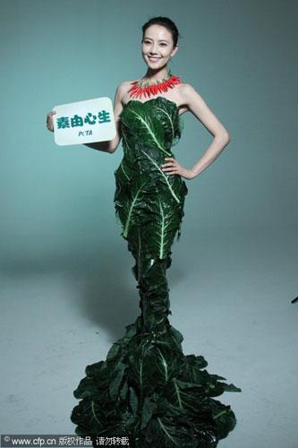 Gao Yuanyuan, draped in a gown made of lettuce leaves and a red chili pepper necklace, made a clear statement: vegetarianism is sexy. 