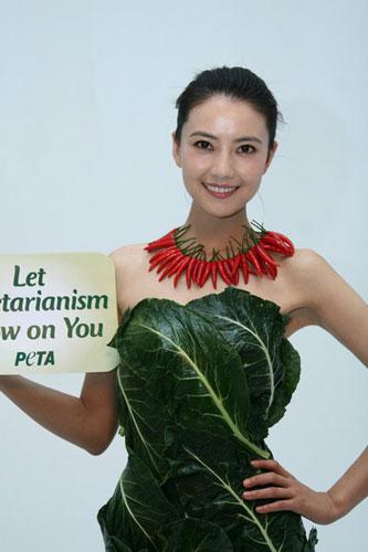 Gao Yuanyuan, draped in a gown made of lettuce leaves and a red chili pepper necklace, made a clear statement: vegetarianism is sexy.