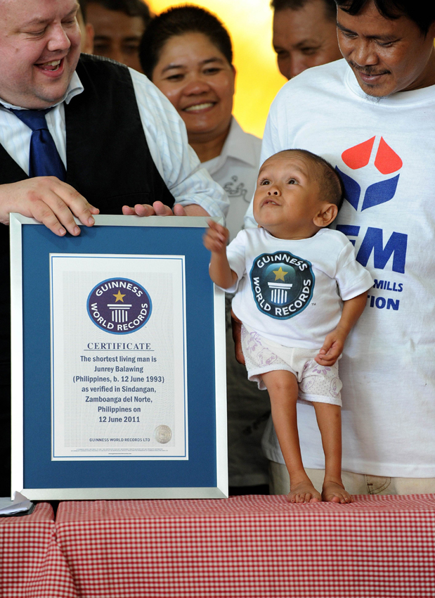 The Guinness World Records is set to recognise Balawing as the new &apos;Shortest Living Man&apos; on his 18th birthday on Sunday (the day he is eligible for the title) in Sindangan, Zamboanga del Norte in southern Philippines June 11, 2011. [Photo/Xinhua]