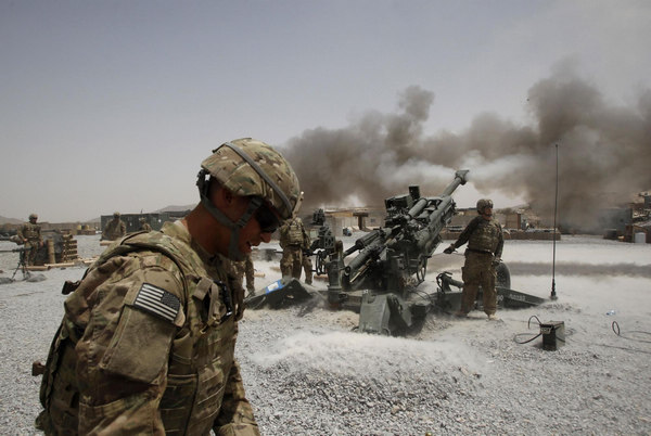 US Army soldiers from the 2nd Platoon, B battery 2-8 field artillery, fire a howitzer artillery piece at Seprwan Ghar Forward fire base in Panjwai district, Kandahar province southern Afghanistan, June 12, 2011. [China Daily/Agencies]
