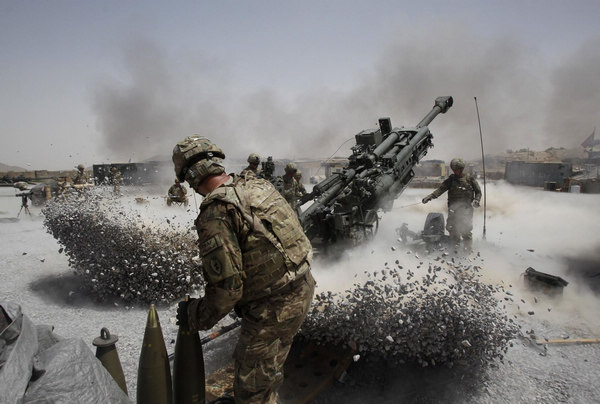 US Army soldiers from the 2nd Platoon, B battery 2-8 field artillery, fire a howitzer artillery piece at Seprwan Ghar forward fire base in Panjwai district, Kandahar province southern Afghanistan, June 12, 2011. [China Daily/Agencies]