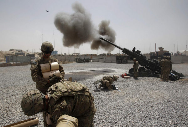 US Army soldiers from the 2nd Platoon, B battery 2-8 field artillery, fire a howitzer artillery piece at Seprwan Ghar Forward fire base in Panjwai district, Kandahar province in southern Afghanistan, June 12, 2011. [China Daily/Agencies]