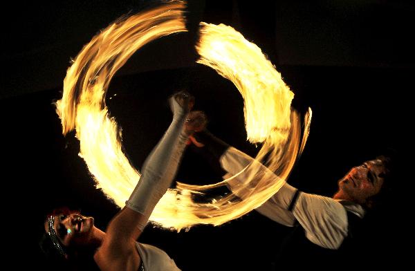 Artists perform during the Kiev Fire Fest show in Kiev, Ukraine, June 11, 2011. [Xinhua] 