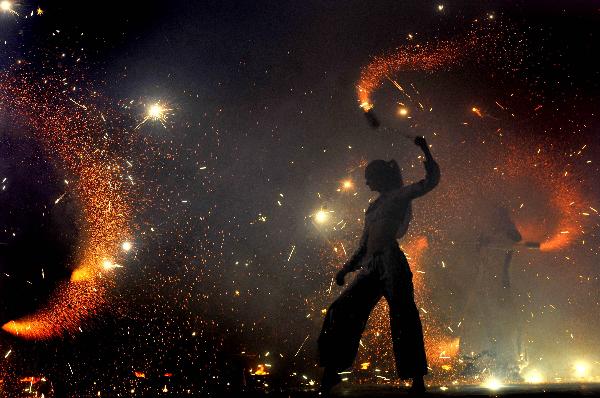 Artists perform during the Kiev Fire Fest show in Kiev, Ukraine, June 11, 2011. [Xinhua]