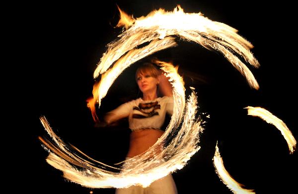 An artist performs during the Kiev Fire Fest show in Kiev, Ukraine, June 11, 2011. [Xinhua]