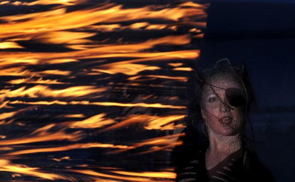 An artist performs during the Kiev Fire Fest show in Kiev, Ukraine, June 11, 2011. [Xinhua]