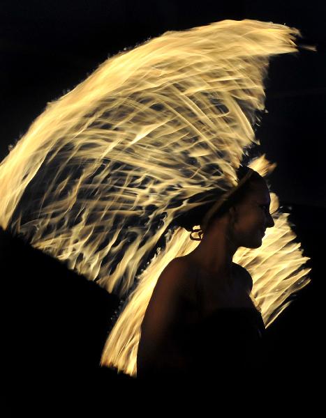 An artist performs during the Kiev Fire Fest show in Kiev, Ukraine, June 11, 2011. [Xinhua]