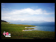 Sayram in Kazak means 'blessing'. Sayram Lake, also called 'Santai Haizi', with its crystal clear water reflecting the snow-capped mountains, is a gem studded among the unfolding Tianshan Mountains. The largest and highest alpine lake in Xinjiang, Sayram Lake nurtures various species of fish, livestock and birds, amongst other wild animals. It is said to be a once in a lifetime experience to take a stroll along the lakeside by foot or on horseback.