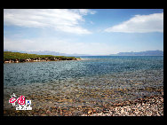 Sayram in Kazak means 'blessing'. Sayram Lake, also called 'Santai Haizi', with its crystal clear water reflecting the snow-capped mountains, is a gem studded among the unfolding Tianshan Mountains. The largest and highest alpine lake in Xinjiang, Sayram Lake nurtures various species of fish, livestock and birds, amongst other wild animals. It is said to be a once in a lifetime experience to take a stroll along the lakeside by foot or on horseback.