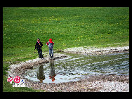 Sayram in Kazak means 'blessing'. Sayram Lake, also called 'Santai Haizi', with its crystal clear water reflecting the snow-capped mountains, is a gem studded among the unfolding Tianshan Mountains. The largest and highest alpine lake in Xinjiang, Sayram Lake nurtures various species of fish, livestock and birds, amongst other wild animals. It is said to be a once in a lifetime experience to take a stroll along the lakeside by foot or on horseback.