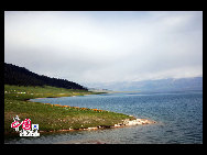 Sayram in Kazak means 'blessing'. Sayram Lake, also called 'Santai Haizi', with its crystal clear water reflecting the snow-capped mountains, is a gem studded among the unfolding Tianshan Mountains. The largest and highest alpine lake in Xinjiang, Sayram Lake nurtures various species of fish, livestock and birds, amongst other wild animals. It is said to be a once in a lifetime experience to take a stroll along the lakeside by foot or on horseback.