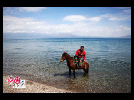 Sayram in Kazak means 'blessing'. Sayram Lake, also called 'Santai Haizi', with its crystal clear water reflecting the snow-capped mountains, is a gem studded among the unfolding Tianshan Mountains. The largest and highest alpine lake in Xinjiang, Sayram Lake nurtures various species of fish, livestock and birds, amongst other wild animals. It is said to be a once in a lifetime experience to take a stroll along the lakeside by foot or on horseback.
