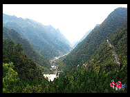 Loushan Mountain Pass, 50 km to the south of downtown Zunyi, is where the 13th regiment of the Red Army led by Peng Dehuai came across the sixth regiment of the local Guizhou army on February 25, 1935. The Red Army dispersed its men, encircled its adversaries and gained its first major victory since the commencement of the Long March.The site now has a monument and handscript carvings in stone of the poem Loushanguan written by Mao Zedong.