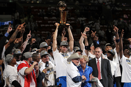 The Dallas Mavericks celebrate after after defeating the Miami Heat 105-95 in Game 6 to win the NBA Finals on June 12, 2011 at the AmericanAirlines Arena in Miami, Florida. [Source: Sina.com]