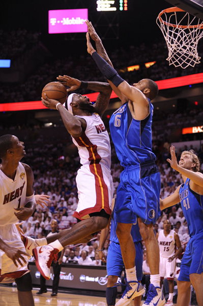Tyson Chandler (R) of Dallas tries to block LeBron James(L) of Miami Heat before the Mavericks won Game 6 to win the NBA Finals 4-2, at the AmericanAirlines Arena in Miami, Florida on June 12, 2011. [Source: Sina.com]
