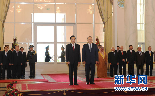 Chinese President Hu Jintao (L) met his Kazakh counterpart Nursultan Nazarbayev (R) in Astana on June 13, 2011. [Xinhua]