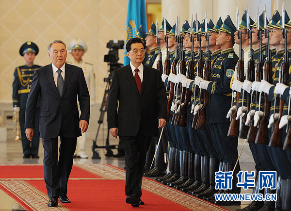 Chinese President Hu Jintao (L) met his Kazakh counterpart Nursultan Nazarbayev (R) in Astana on June 13, 2011. [Xinhua]