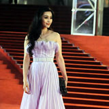 Stars brave rain at Shanghai film festival 