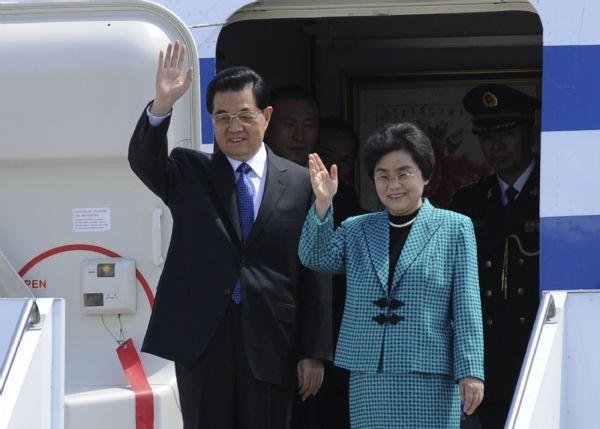 Chinese President Hu Jintao (L) and his wife Liu Yongqing arrive in Astana, capital of Kazakhstan, June 12, 2011, for a state visit and an annual summit of the Shanghai Cooperation Organization (SCO). [Photo/Xinhua]