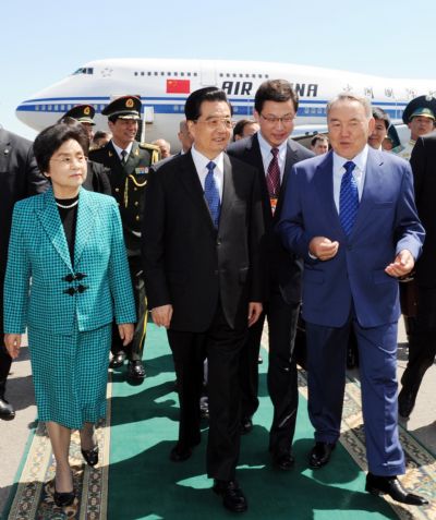 Chinese President Hu Jintao (2nd L, front) and his wife Liu Yongqing (1st L, front) are greeted by Kazakh President Nursultan Nazarbayev (1st R, front) upon their arrival in Astana, capital of Kazakhstan, June 12, 2011. Hu Jintao arrived in Astana Sunday for a state visit and an annual summit of the Shanghai Cooperation Organization (SCO). [Photo/Xinhua]
