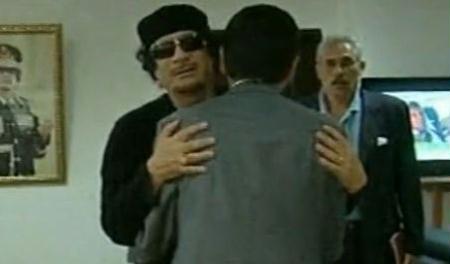 Libyan state television has broadcast pictures of leader Muammar Gaddafi meeting the president of the international chess federation.