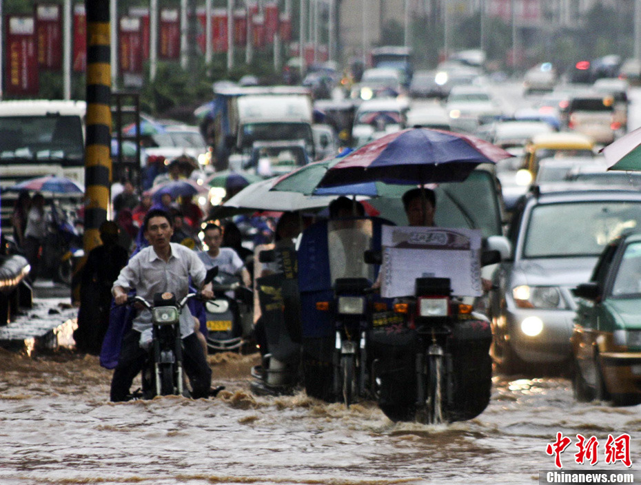 Rain-triggered flooding and landslides in south China have left 105 people dead and 63 more missing over the past 10 days, the Ministry of Civil Affairs said Monday. This photo is taken in Loudi, South China&apos;a Hunan province, June 13, 2011. [Photo/Chinanews.com.cn]