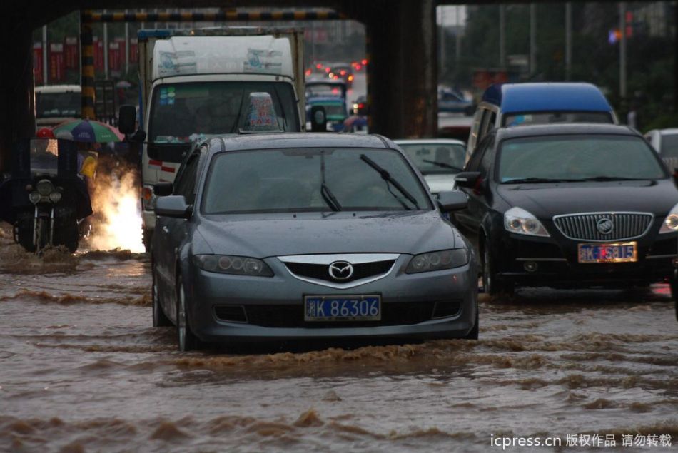 Rain-triggered flooding and landslides in south China have left 105 people dead and 63 more missing over the past 10 days, the Ministry of Civil Affairs said Monday. This photo is taken in Loudi, South China&apos;a Hunan province, June 13, 2011. [Photo/sina]