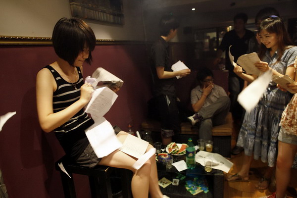 Students rip books during a party after National College Entrance Exams in Shanghai June 12, 2011. [Photo/Agencies]