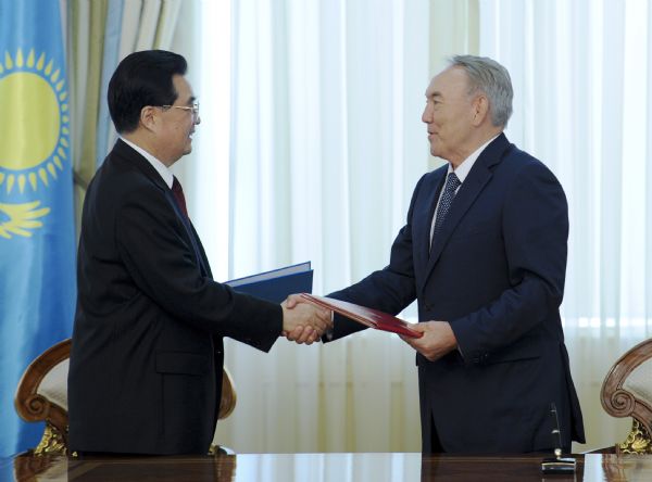 Chinese President Hu Jintao (L) shakes hands with his Kazakh counterpart Nursultan Nazarbayev in the signing ceremony of the Joint Declaration of China and Kazakhstan on Development of All-round Strategic Partnership in Astana, Kazakhstan, June 13, 2011. [Zhang Duo/Xinhua] 