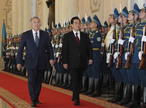 President Hu Jintao (R) and his Kazakh counterpart, Nursultan Nazarbayev, inspect an honor guard during an official welcoming ceremony in Astana, capital of Kazakhstan, June 13, 2011. [Xinhua] 