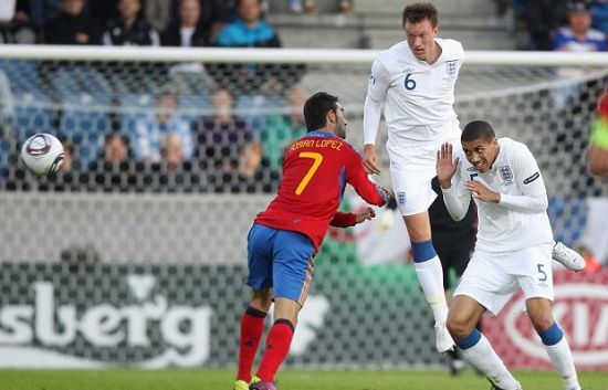 Phil Jones heading a ball during a match against Spain at the European under-21 championship. [Source:Sina.com]