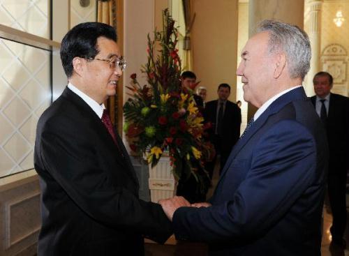 Chinese President Hu Jintao (L) and his Kazakh counterpart Nursultan Nazarbayev hold talks in Astana, Kazakhstan, June 13, 2011. [Xinhua] 