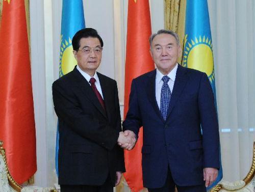 Chinese President Hu Jintao (L) shakes hands with his Kazakh counterpart Nursultan Nazarbayev in Astana, Kazakhstan, June 13, 2011. Hu and Nazarbayev held talks here Monday.
