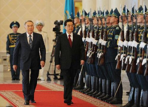 Chinese President Hu Jintao (C) and his Kazakh counterpart Nursultan Nazarbayev (L front) inspect guards of honor during a welcoming ceremony hosted by Nazarbayev prior to their talks in Astana, Kazakhstan, June 13, 2011.