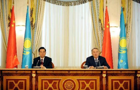 Chinese President Hu Jintao (L) and his Kazakh counterpart Nursultan Nazarbayev attend a press conference in Astana, Kazakhstan, June 13, 2011.